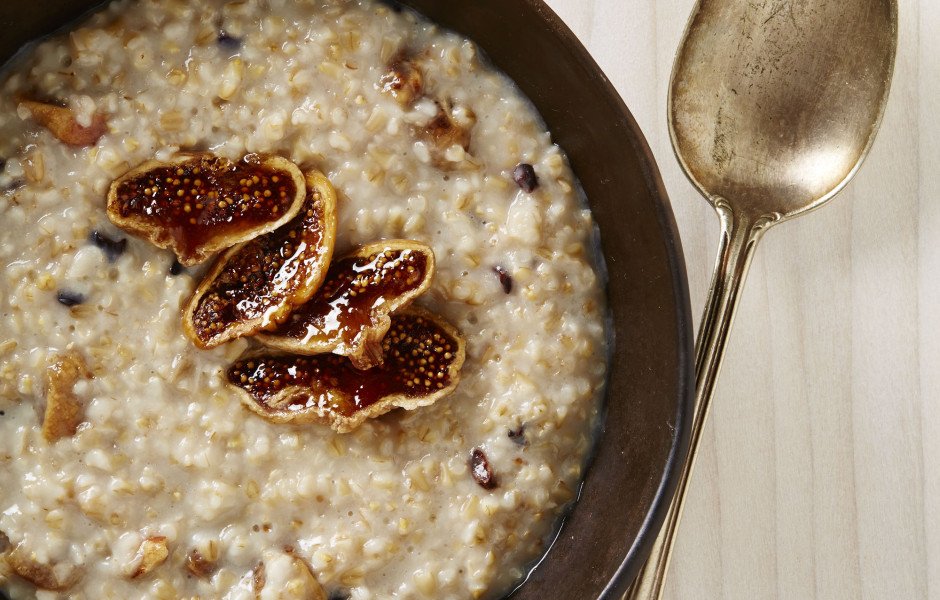 breakfast-oatmeal-cacao-figs-940x600